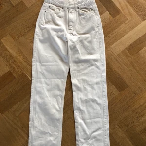 WEEKDAY JEANS - Vita jeans från weekday använd 1 gång, nyskick och slutsålda i den storleken på hemsidan kan fraktas