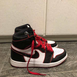 Jordan 1 retro high bloodline - Använd fåtal gånger men bra skick, orginalkartong medföljer, pris 2000 vid stort intresse blir det budgivning kan fraktas men frakt ingår ej i priset
