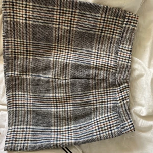 Rutig kjol - Rutig kjol från shein. Söt med en rak passform passar perfekt för mig som är S/M.