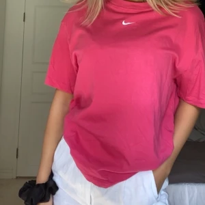 Nike essential logo boyfriend t-shirt - Säljer min mörkrosa Nike-tshirt i en oversize modell! 170kr + frakt