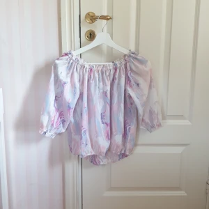 Off-shoulder blus🌺 - Off-shoulder blus från BikBok. Använd vid ett tillfälle så som i nyskick. Hör av dig om du har några frågor.💞