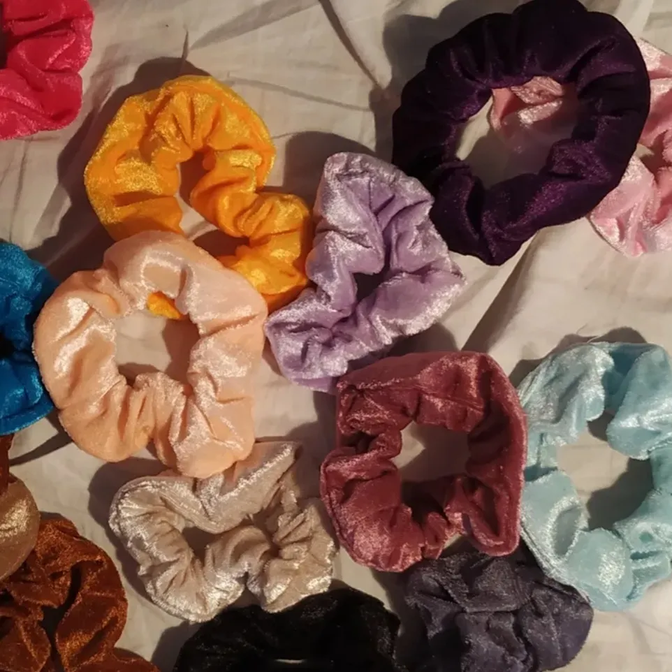 Oanvända scrunchies, har flera av varje färg! Fler färger i andra annonser <3 Skriv för fler bilder :) 20 kronor styck, men köper man något annat blire 5kr/scrunchie;). Accessoarer.