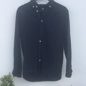 HM skjorta M - Använd två gånger. Stilren skjorta från HM. 