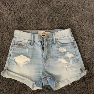 Blåa jeansshorts, hollister - Blåa jeansshorts med hål ifrån hollister, strl som 34, säljer för att de är för små, 100kr frakt ingår 