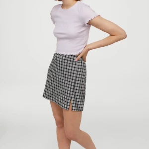 Rutig kjol - Jätte fin helt oanvända rutig kjol från Hm. Säljes då den var förstor för mig. Annars jätte skön och stretchig 