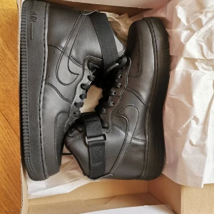 Nike air Force 1 HIGH '07 - Air Force 1 HIGH '07 Black   Helt oanvända och ligger kvar i orginal förpackningen.   Storlek 8,5 (US), 42 (EUR)   BIN: 1000KR  Kan mötas upp i centrala Malmö. Om det ska fraktas står köparen för fraktkostnaden 📬   