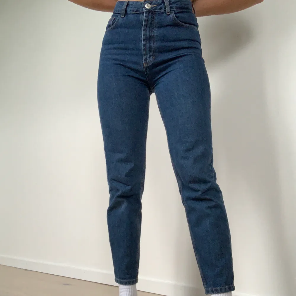 Raka jeans från Mango, storlek 36. Säljer byxorna då de är för korta för mig (173). Frakt tillkommer✨. Jeans & Byxor.
