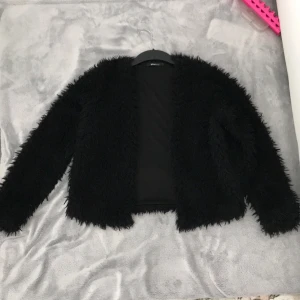 Ginatricot - Ginatricot auktion fluffig svart kofta som passar allt, är i väldigt bra skick och är bara använda få tal gånger. Håller en varm och kan ha på sig under hösten och vintern. [köparen står för frakten, Stockholm📍]