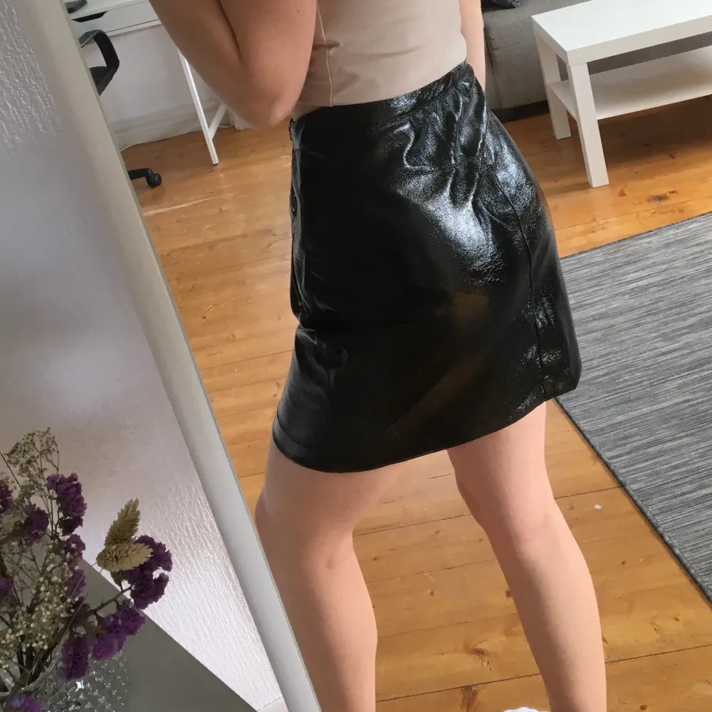 En svart ”lack”-kjol från cubus som är helt oanvänd. Den är storlek 34 men tycker den är mer som en 36:a. Frakt tillkommer på 40kr och betalas via Swish. . Kjolar.