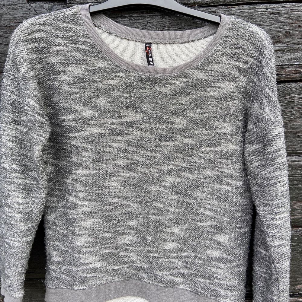 En grå och svart tröja i storlek S i ett material som känns som stickat på utsidan men som en sweatshirt innuti. Bara att skicka om du har några frågor. Köparen står för frakten. . Tröjor & Koftor.