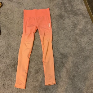 Gymshark tights  - Faded tights från korall till lite mer aprikos. Väldigt sköna och snygga. Aldrig använda. Strl S men passar även xs