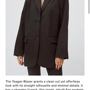 Weekday kavaj stlk 34 - Svart kavaj som är oversize. Bra skick!