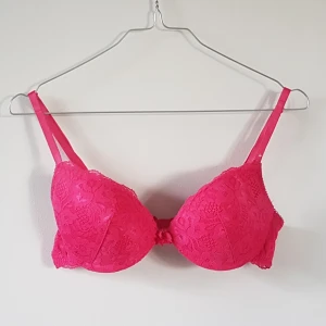 Hallonrosa behå, stl 75B - Superfin hallonrosa behå med en rosett framtill & lite pushup, som ger en fin klyfta. Stl 75B fr Gina Tricot Lingerie. Finns för avhämtning i Malmö, alt kan skickas mot att köparen betalar frakten. Köper du fler så skickar jag dem givetvis tillsammans! 🌺