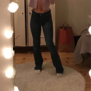 Bootcut jeans - Säljer ett par mörkblåa, lågmidjade bootcut jeans. Säljer pga stora i midjan. Knappt använda då jag inte känner mig bekväm i lågmidjade byxor. Frakt 50kr