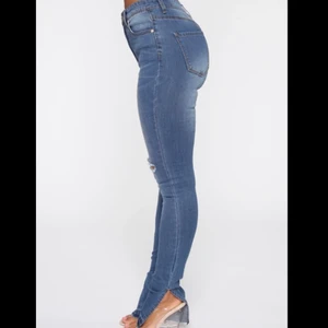 Helt nya jeans från fashion nova!  - Prislappen kvar, aldrig använda! Skitsnygga och helt slutsålda på hemsidan, nypris ca 400kr (små i storleken så passar en 38 också, men de är stretchiga) Köparen står för frakten 💕
