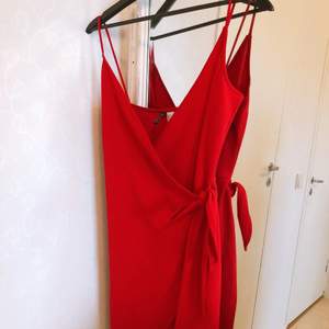 Röd wrap klänning från h&m.