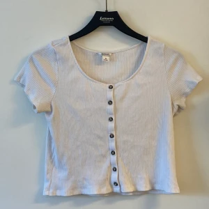 Vit tröja från monki - Säljer min vita jätte fina tröja med knappar där fram från monki. Använt ett fåtal gånger. Köparen står för frakten om ni inte bor i närheten och vill mötas upp.