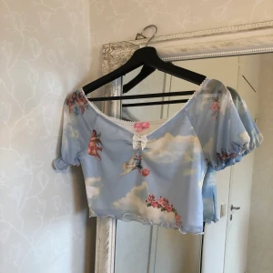 Croptop med cheruber och moln - Köpt från dollskill. Tyvärr för liten för mig :/