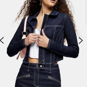 90-tal Denimkjol från Topshop  - Jättefin mörkblå jeanskjol från Topshop! Tyvärr är den för stor för mig därför säljer jag... :( som tagen ur en 90-tals film som Clueless mflr! Jag är en 26a i jeans och denna passar mer åt 28a och uppåt beroende på hur man vill ha passformen osv.  