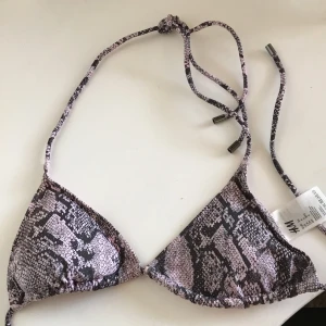 Bikinitopp - Endast testad trekants bikinitopp från H&m. Ljusrosa med snakeprint/ormmönster. Frakt tillkommer💕