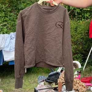 Brun avklippt tröja  -  Storlek: s Pris: 100kr  Frakt: 66kr Hör av dig om du är intresserad eller har några frågor kram💞💞 