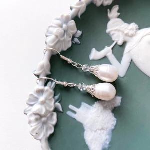 Äkta pärlörhängen  - Exklusiva örhängen med sötvattenspärlor 😍 Följ min Instagram @smycken_with_love för fri frakt 