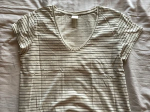 Randig HM t-shirt strl. M - Classy randig HM t-shirt. I mycket fint skick i strl. M. Köpte står för frakt. 