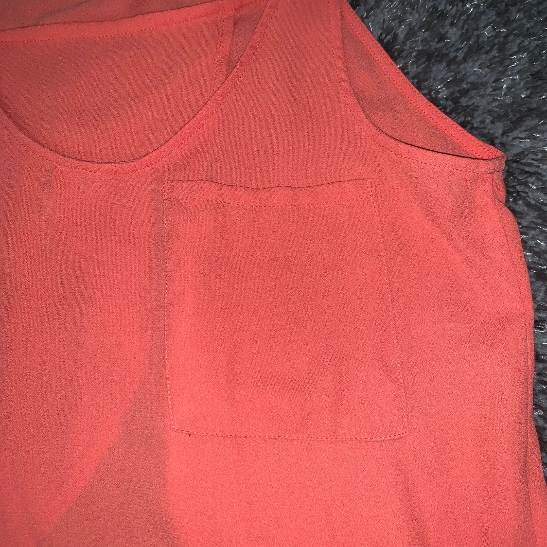 Ett fint korallfärgat tunt linne. - 90