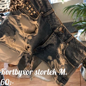 Shorts - Slitna, håliga shorts✨. Älskar dom här.., tyvärr så är dom försmå idag. 