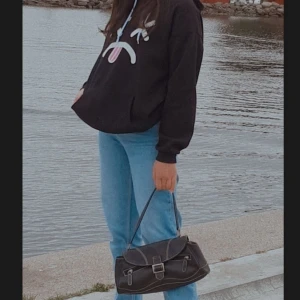 Svart hoodie<3 - Jättefin svart hoodie som jag inte använder länger, påminner mig om det där "im alive but im dead" på tiktok hahah (buda I privat eller köp direkt för 150)