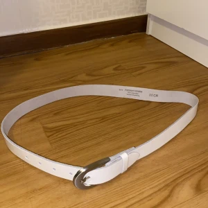 Vitt skärp  - 80cm Aldrig använt jätte fint kvalitet💕