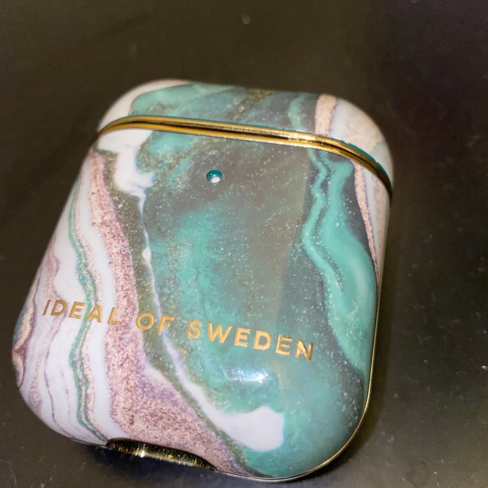 Airpodsskal ”Golden Jade Marble” från ideal of sweden. Använt men i bra skick. Lätt att sätta på och ta av, går att ladda med skalet på. . Övrigt.