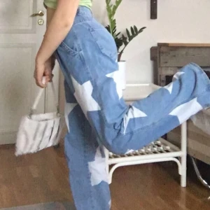Jeans med stjärnor - De här jeansen är fina. De är lite stora i midjan men det är ingenting man inte kan göra någonting åt med ett bälte. 😇 Om ni behöver fler bilder så är det bara att fråga. 😊