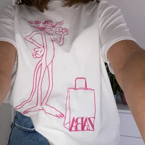 T-shirt rosapantern  - Superfin oversize vit tröja från Zara med rosapantern på. Säljer pga inte kommit till användning. Kontakta mig vid intresse! 