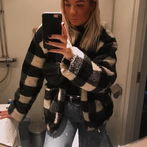 Rutig jacka - Rutig jacka från pull&bear, inga använd många gånger därav är den i bra skick. I storlek S, men passar även medium!