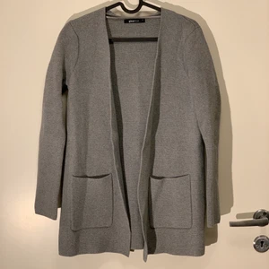 Kofta från Gina tricot  - Kofta från Gina tricot storlek S säljes för 30kr, använd. skickas spårbart 63kr eller möts upp i Malmö 💓