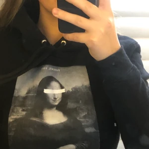 The cool elephant hoodie  - Väldigt bra skick då den bara ha används ett få tal gånger. Sitter perfekt! Trycket på hoodien är av Mona Lisa. Jag kan frakta, men du får stå för den själv! Hör av er om ni önskar fler bilder eller saknar information 💕