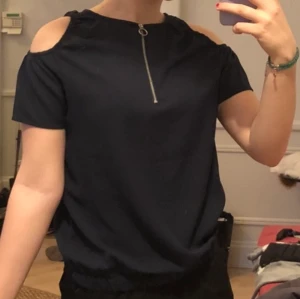 Festlig, marinblå blus💙🎩 - Älskar denna tröja! Men måste tyvärr rensa ut garderoben, därav säljs den. Fint material, sitter skönt mot kroppen. Dragkedjan går att öppna å stänga hur lätt som helst! En perfekt tröja att ha på en lite festligare kväll eller bara för att snygga till sig lite☺️ 