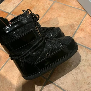 Moon boots likande  - Jättefina skor från Ella Cruz, storlek 38/39. Kan även passa en mindre 40.         Bud just nu 670 , BUD AVSLUTAS IMORGON 21:00 BUDA I KOMMENTATERNA.