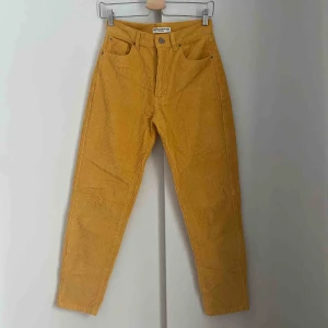  - Gula Manchesterbyxor från Pull&Bear i storlek 36. Andväna fåtal gånger