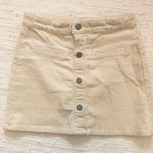 Manchester kjol - Manchester kjol i barnstorlek. Fickorna är fake och bara 2 knappar öppnas. ❤️✨