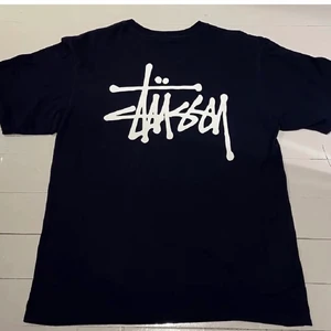 Stussy t-shirt  - Stussy t-shirt i jätte bra skick. Köpte på plick men har inte riktigt kommit till användning. Storlek M, passar nog en S ockdå. Frakt tillkommer på 63kr, spårbar frakt! 💕