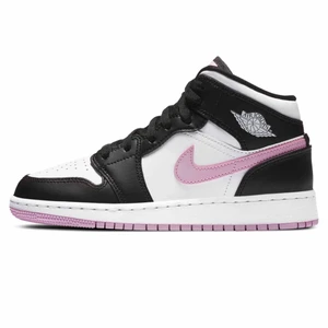 JORDANS!!! - Säljer nu mina jordans 1 mid (artic pink). De är mycket bra skick. Endast använda 3 gånger. Säljaren står för frakten. Kan tänka mig att gå ner lite i pris vid snabb affär. Skriv för fler bilder❤️❤️
