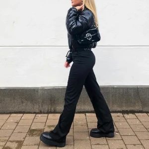 Nakd kostymbyxor - Sjukt snygga raka kostymbyxor från nakd. Misslisibells kollektion, helt slutsåld. Säljer för att de inte kommit till användning, köpte de här på plick men har aldrig använt de! Toppen skick!💗 Storlek 34