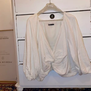 Croppad Zarablus - Vit croppad blus från Zara med knyte i mitten. Köparen står för frakt 🧡