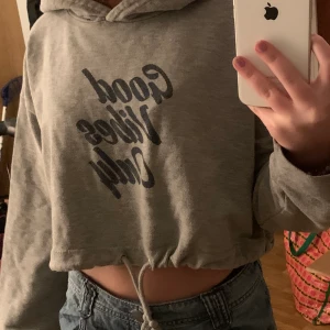 NA-KD hoodie, stl M (medium) skulle säga att den passar en S också ;) - NA-KD hoodie med snöre i midjan. Tryck över bröstet och magen ”good vibes only” (blått och svart tryck). Bra skick inga fläckar inga hål, luvan är ganska stor. Säljer för att jag har tröttnat på den använde mycket förra vintern. Dam hoodie men den kan ju passa en kille också som har XS eller S. •BETALAS MED SWISH•