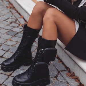 Amber Turner ‘Zip Tease’ Black Chunky Pocket Boots - Helt nya skor. Storlek 39. Säljes pga för stora och returen kostar ytterligare 270kr.