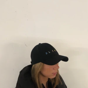 Bel Berretto keps. One size, reglerbar. - Egendesignad keps med Bel Berretto logotyp från Bel Berretto. Aldrig använd. Flertalet i lager. Skön och bra passform.