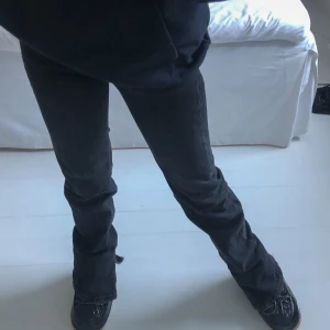 Gråa raka jeans - Säljer mina favoritjeans från Pull and bear som är helt slutsålda. Dom är grå/svarta, raka med slit. En liten fläck på benet men syns inte tydligt. BUD PÅ: 300kr💕