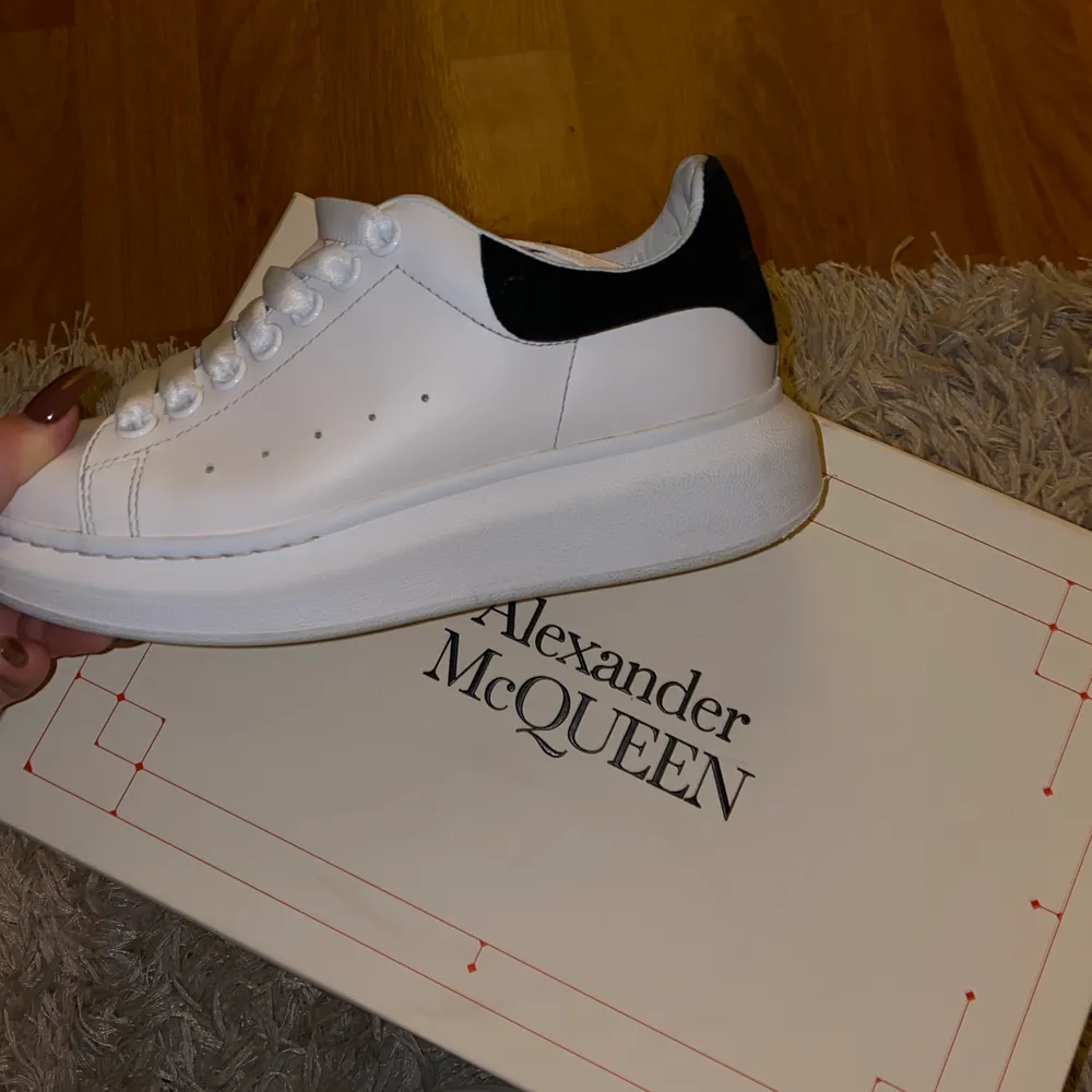 Säljer mina sjukt fina McQueens då jag just nu har för mycket skor. Fin kvalitet och mycket bra skick :)     . Skor.